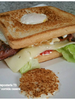 Una foto de Sándwich con huevo bacon