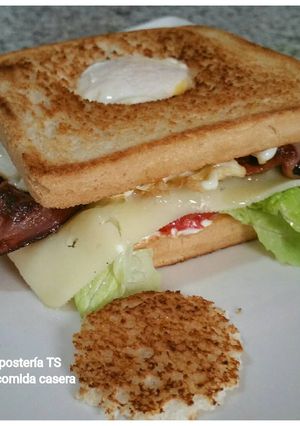 Foto principal de Sándwich con huevo  bacon