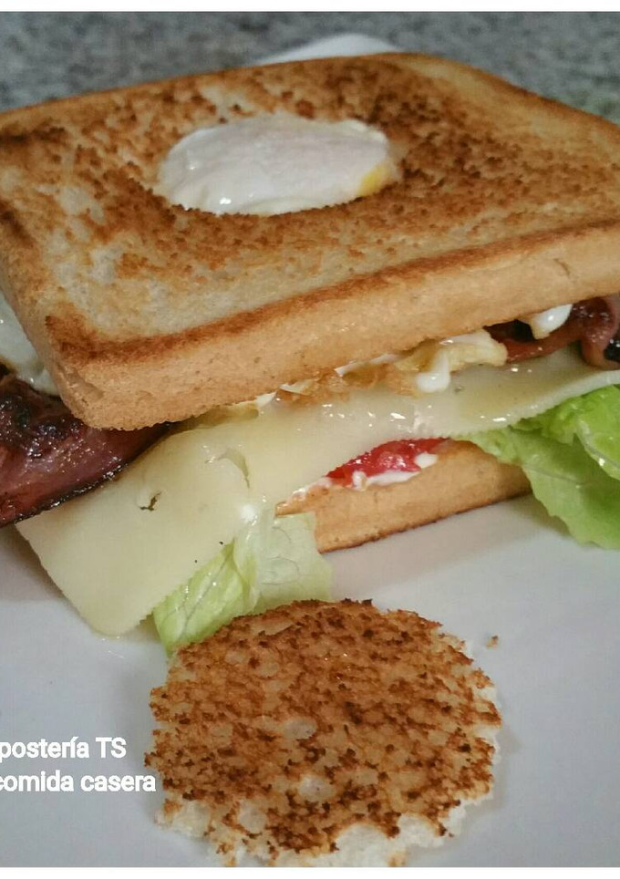 Una foto de Sándwich con huevo  bacon