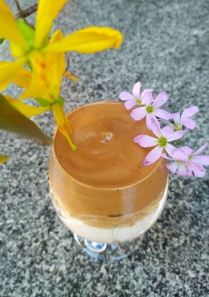 Hình của món Dalgona coffee.