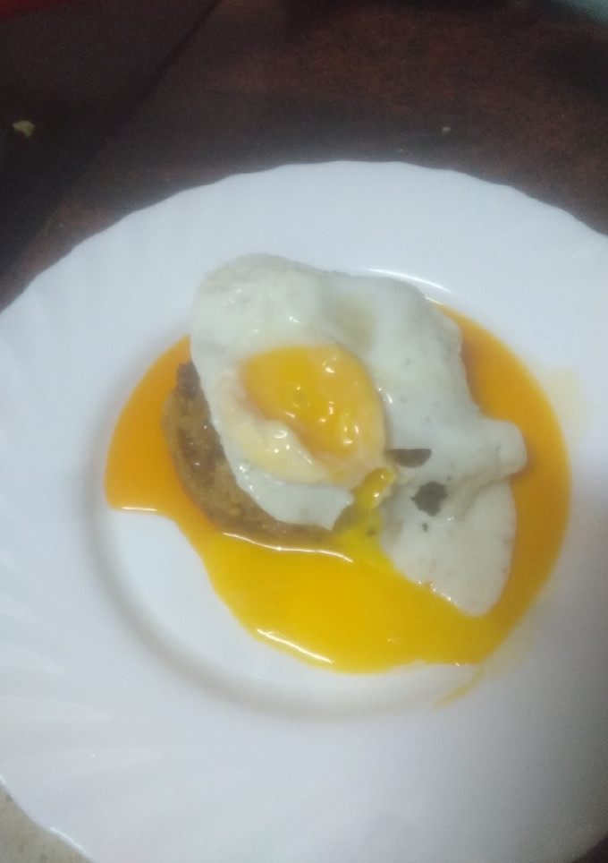 Una foto de Huevo frito con zócalo de papas revolconas