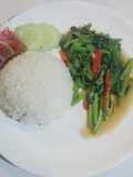ผัดผักบุ้งราดหน้าข้าว