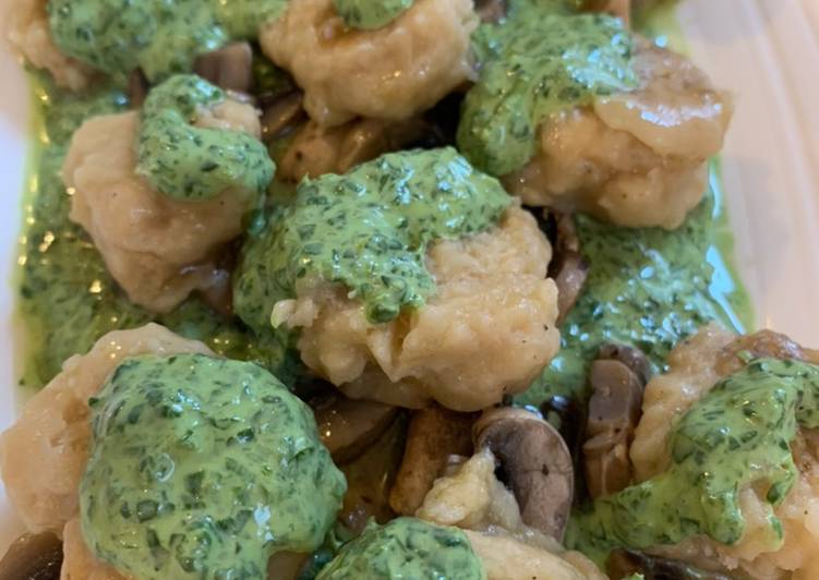 Low carb cauliflower gnocchi with low fat spinach-mint-yoghurt sauce & mushrooms for Jamo