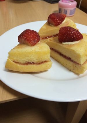 Hình của món Bánh bông lan mứt dâu tây.