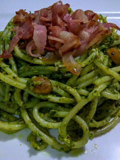 Una foto de PASTA, Pesto y Tocineta...!
