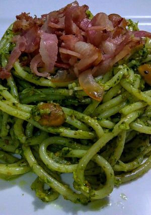 Una foto de PASTA, Pesto y Tocineta...!