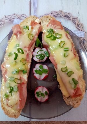 Gluténmentes melegszendvics-Póréhagymás sajtos Sonkás recept fotója