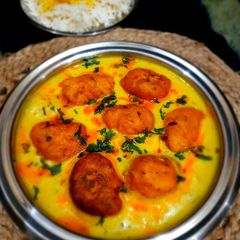 A picture of Punjabi kadhi pakora.