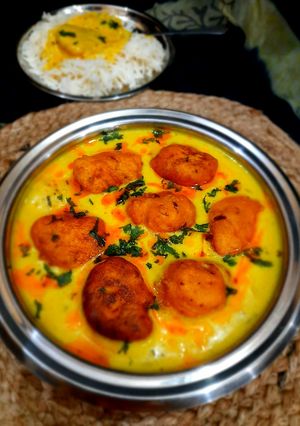 A picture of Punjabi kadhi pakora.