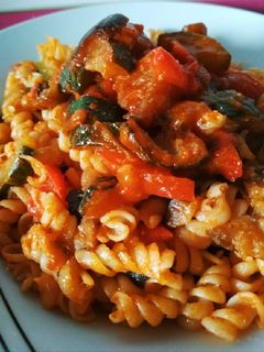 Una foto de Pasta con pisto
