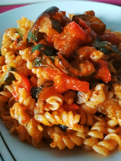 Una foto de Pasta con pisto