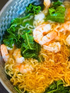 Hình của món Mì Gói Nấu Tôm Nõn & Cải Xoăn Kale.