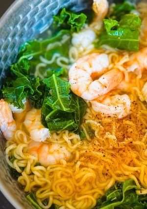 Hình của món Mì Gói Nấu Tôm Nõn & Cải Xoăn Kale.