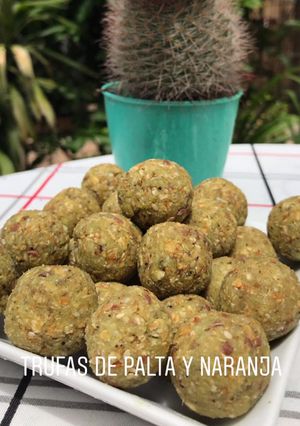 Una foto de Trufas de palta y naranja veganas 🌱