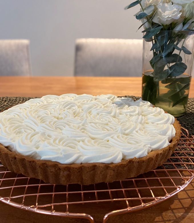 Una foto de Pay de plátano, dulce de leche y crema (banoffee)