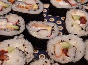 Una foto de sushi surimi