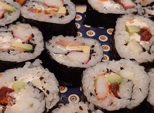 Una foto de Sushi salmón kanikama langostinos