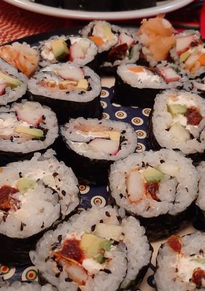 Una foto de Sushi salmón kanikama langostinos