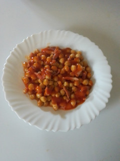 Una foto de Garbanzos con tomate y bacon