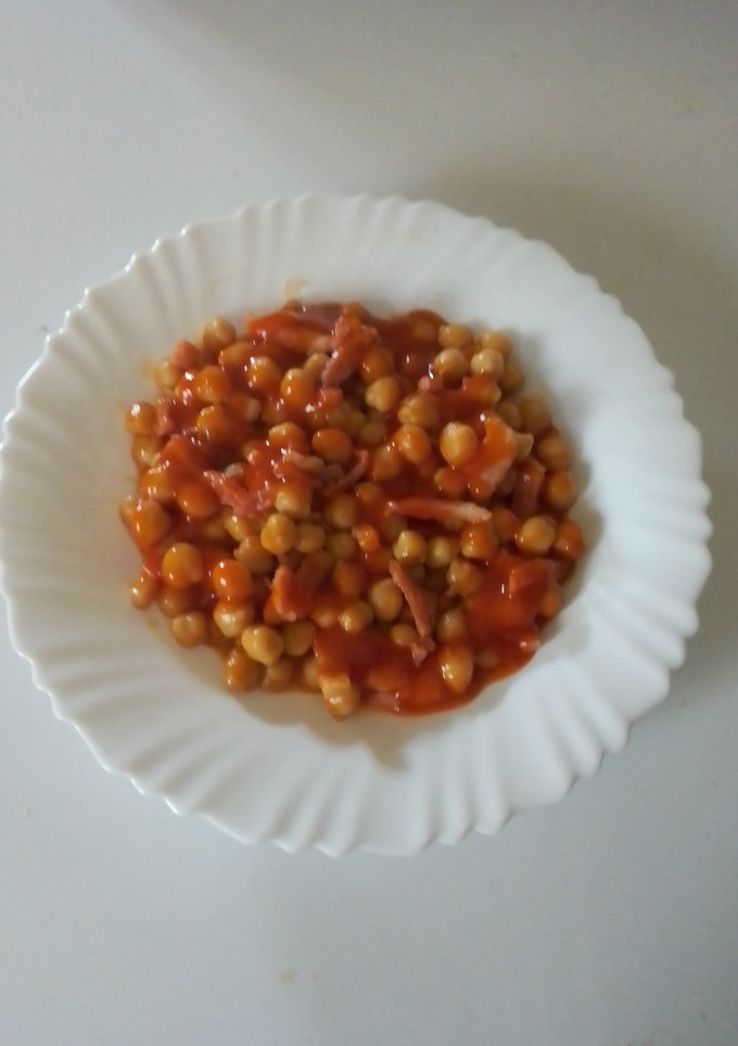 Una foto de Garbanzos con tomate y bacon