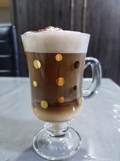 Una foto de Café Latte Macchiato Fácil (en Nespresso) ☕🥐❤