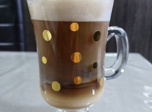 Una foto de Café Latte Macchiato Fácil (en Nespresso) ☕🥐❤