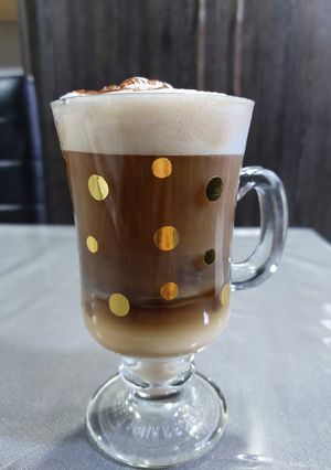 Una foto de Café Latte Macchiato Fácil (en Nespresso) ☕🥐❤