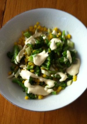 Una foto de Ensalada de brócoli con granitos de elote