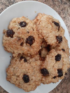 Una foto de Galletas de Avena, pasas de uvas y manzana. ♡