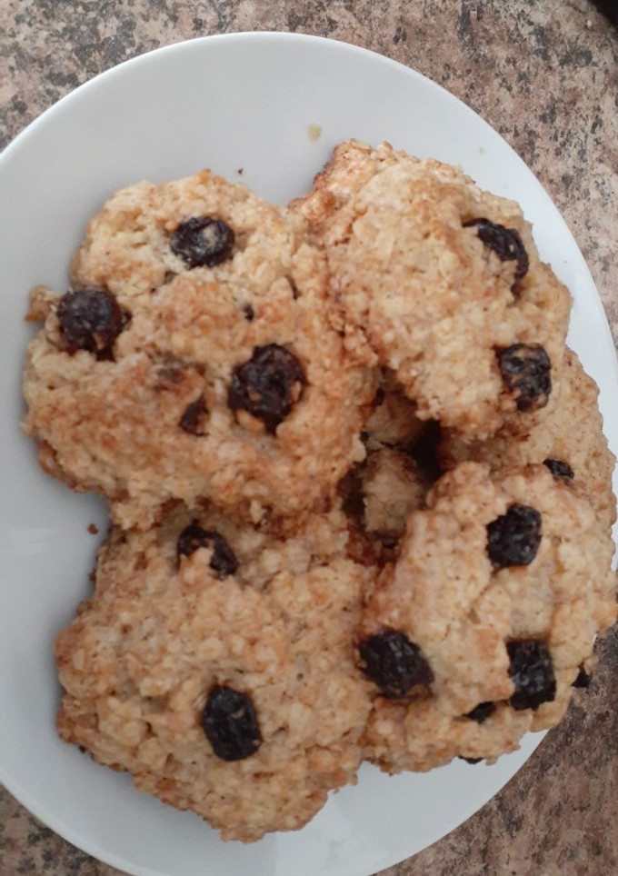 Una foto de Galletas de Avena, pasas de uvas y manzana. ♡