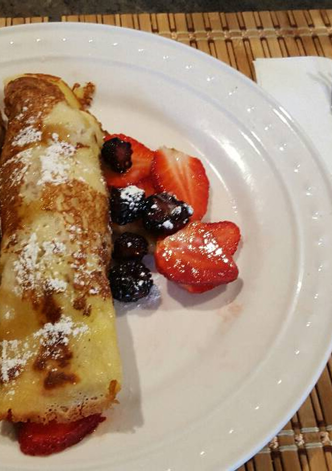 Una foto de Crepas con fresas y moras