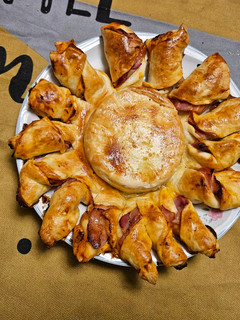 Una foto de Sol de hojaldre con queso y bacon