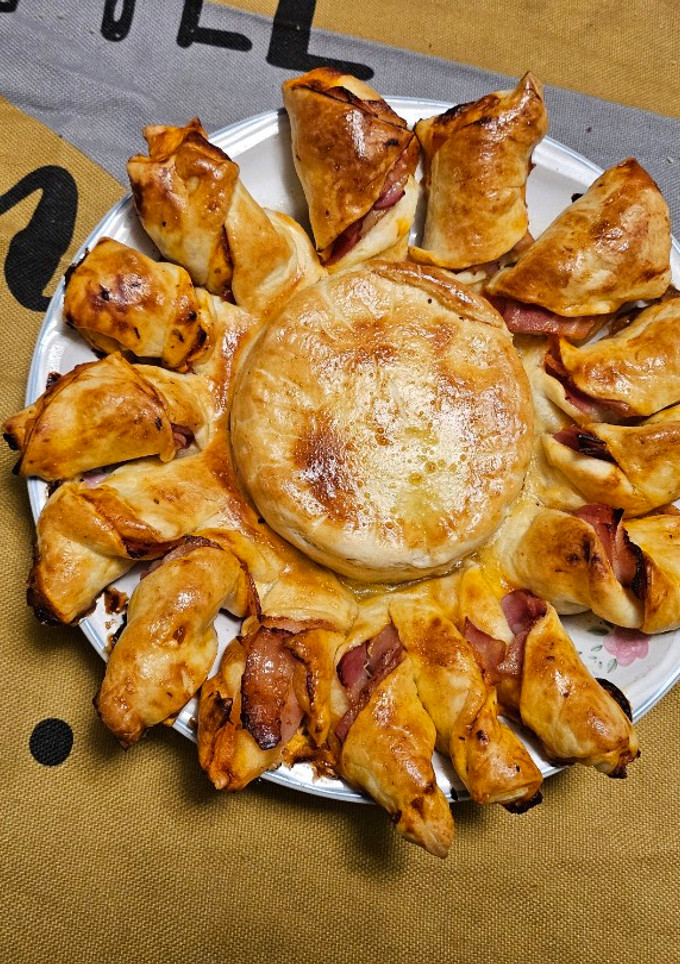 Una foto de Sol de hojaldre con queso y bacon