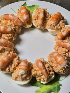Una foto de Huevos rellenos de salmón y langostinos