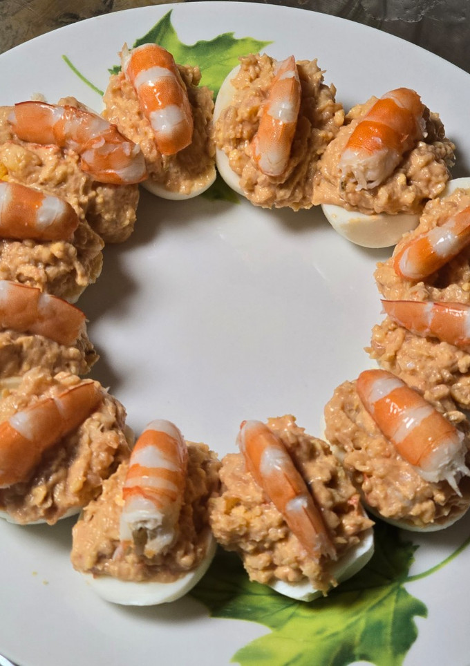 Una foto de Huevos rellenos de salmón y langostinos