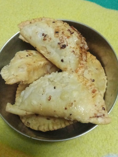 गुजिया (gujiya recipe in Hindi) रेसिपी मुख्य फोटो