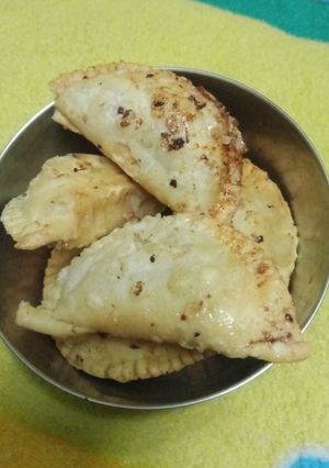 गुजिया (gujiya recipe in Hindi) रेसिपी मुख्य फोटो