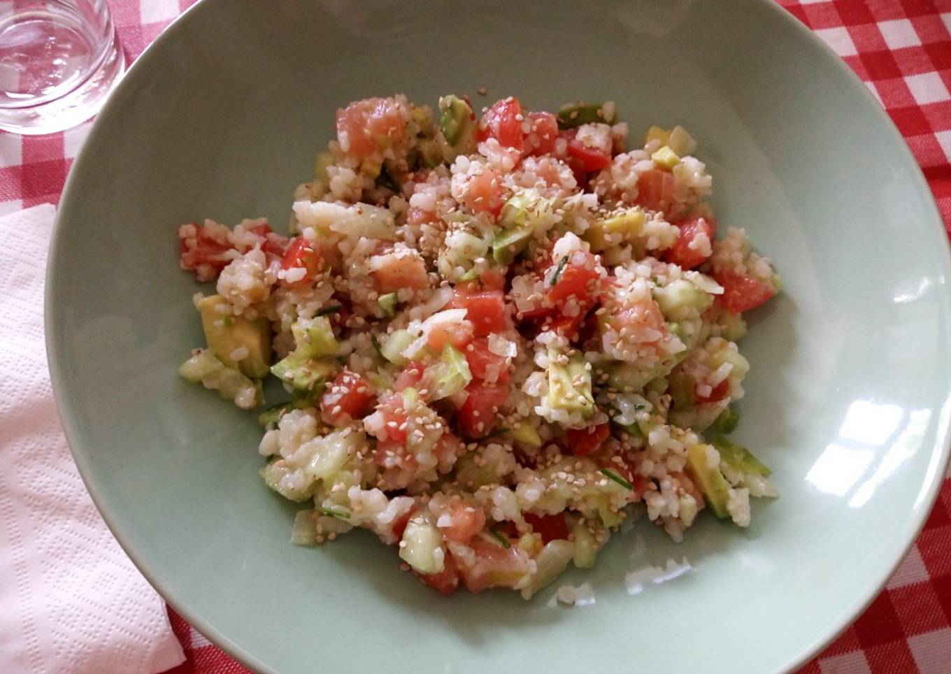 Ensalada de arroz con salmón ahumado y aguacate