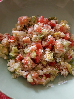 Una foto de Ensalada de arroz con salmón ahumado y aguacate
