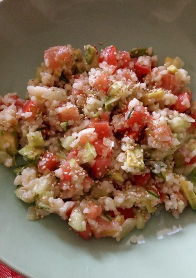 Una foto de Ensalada de arroz con salmón ahumado y aguacate