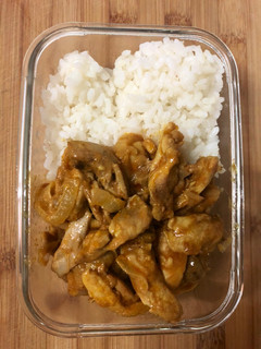 Una foto de Pollo al curry con arroz