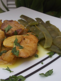 Una foto de Pollo y conejo al curry con judías verdes