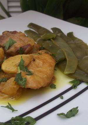 Foto principal de Pollo y conejo al curry con judías verdes