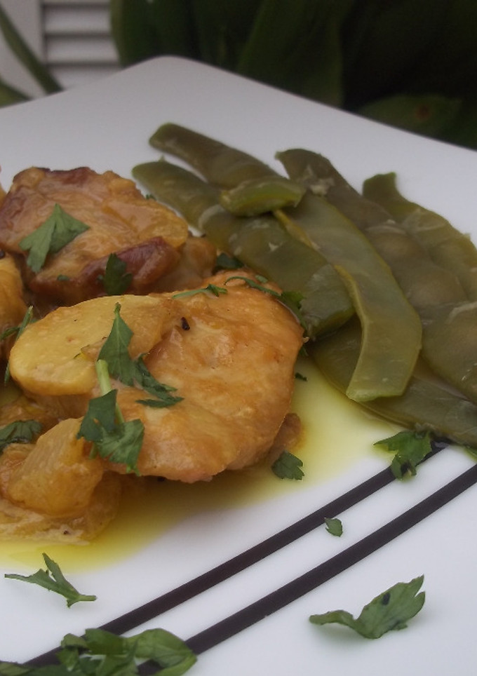 Una foto de Pollo y conejo al curry con judías verdes