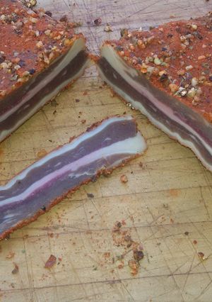 Una foto de Fiambre de tapa de asado (Pastrón o Pastrami)