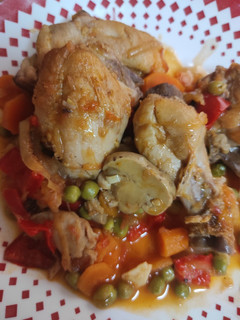 Una foto de Pollo a la jardinera