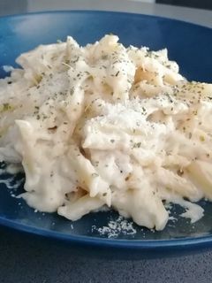 Una foto de Pasta con pollo y salsa de queso