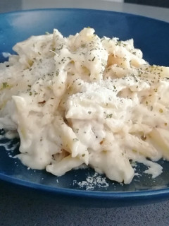 Una foto de Pasta con pollo y salsa de queso