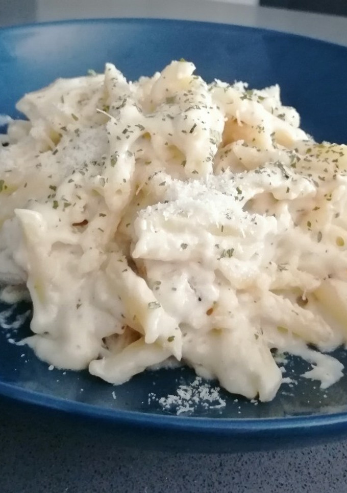 Una foto de Pasta con pollo y salsa de queso