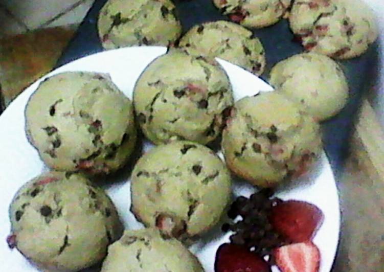 Step-by-Step Guide to Make Quick Mini Strawberry Chocolate Chip Muffins